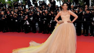 L'actrice Sonam Kapoor s'est glissée dans une robe bustier volumineuse, légèrement teintée de jaune, pour fouler le tapis rouge de la Croisette. La création est signée Vera Wang. Cannes, le 15 mai 2018. L'actrice Sonam Kapoor s'est glissée dans une robe bustier volumineuse, légèrement teintée de jaune, pour fouler le tapis rouge de la Croisette. La création est signée Vera Wang. Cannes, le 15 mai 2018.