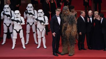 Une rangée de Stormtroopers, célèbres gardes de l'Empire galactique, le légendaire guerrier wookie Chewbacca et d'autres membres du casting de "Solo: A Star Wars Story", ont monté les marches du Festival de Cannes mardi soir.