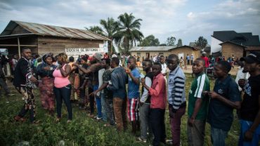 Des citoyens congolais attendent Ã  l'extÃ©rieur d'un bureau de vote improvisÃ© dans le district de BÃ©ni 