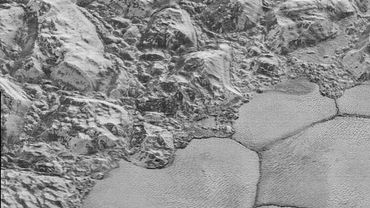 Sur cette photo de New Horizon, des "vagues" apparaissent en bas à droite, sous les montagnes. Il s'agit de dunes de grains de méthane glacé, formées par des vents de 30 à 40 km/h (photo NASA/Johns Hopkins University Applied Physics Laboratory/Southwest Research Institute)