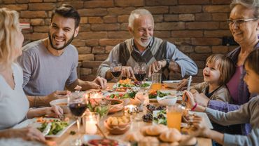 Etre En Famille Ou Entre Amis Nous Inciterait A Manger Davantage