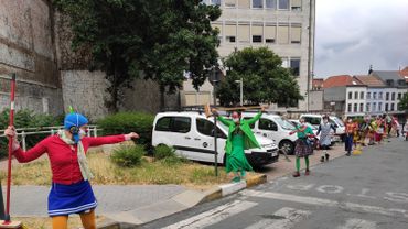 Coronavirus Deambulation De Clowns Hospitaliers Pres De L Hopital Saint Pierre De Bruxelles