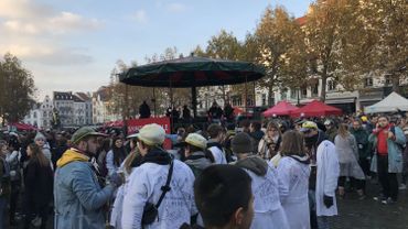 4000 Etudiants Dans Le Cortege De La Saint V L Ambiance Est Excellente