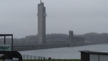 Le barrage vu depuis le lac de la Plate-Taille. Le barrage vu depuis le lac de la Plate-Taille.