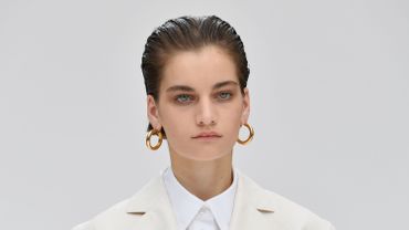 La coiffure à effet mouillé a fait sensation chez Carolina Herrera, où elle est associée à un smokey eye et à un make-up minimaliste. La coiffure à effet mouillé a fait sensation chez Carolina Herrera, où elle est associée à un smokey eye et à un make-up minimaliste.