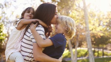 Les enfants surprotégés auraient plus de difficultés à contrôler leurs émotions.