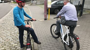Un Velo Electrique Tres Rapide En Deux Coups De Pedale Plus De 45 Km H