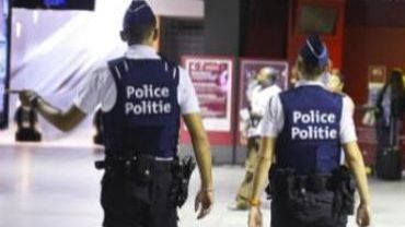Une Plainte Contre Deux Policiers Nus Jouant Avec Des