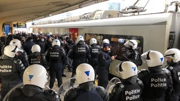 Bruxelles : la police mobilisée après des appels à manifester contre les mesures anti-Covid, plusieurs arrestations administratives