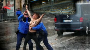 Paris: deux Femen forcent la sécurité au passage du convoi de Trump