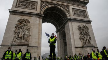 Diaporama Gilets Jaunes Larc De Triomphe Recouvert De