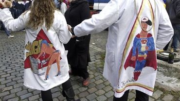 Lors du baptême, les garçons devaient se déguiser en filles, et les filles en garçons (illustration).