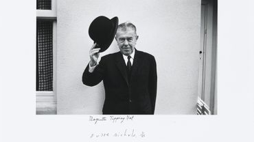 Duane Michals, Magritte Tipping Hat, 1965, Tirage gélatino-argentique. MRBAB, Bruxelles, inv. 12229.