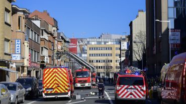 Deux auto-échelles et trois auto-pompes ont été requises pour maîtriser le feu Deux auto-échelles et trois auto-pompes ont été requises pour maîtriser le feu