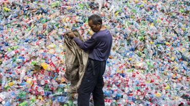 Centre de tri de bouteilles en plastique dans le village de Dong Xiao Kou, à la périphérie de Pékin, le 17 septembre 2015. Centre de tri de bouteilles en plastique dans le village de Dong Xiao Kou, à la périphérie de Pékin, le 17 septembre 2015.