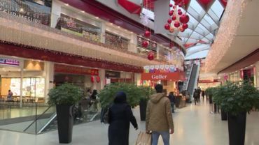 In dit winkelcentrum verlangt het management naar meer Nederlandse klanten. In dit winkelcentrum verlangt het management naar meer Nederlandse klanten.