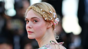 L'actrice et jurée Elle Fanning s'est faite romantique avec une couronne tressée piquée de petites fleurs. Une touche de blush rose et des lèvres claires restaient dans la même veine. 15 mai 2019 L'actrice et jurée Elle Fanning s'est faite romantique avec une couronne tressée piquée de petites fleurs. Une touche de blush rose et des lèvres claires restaient dans la même veine. 15 mai 2019