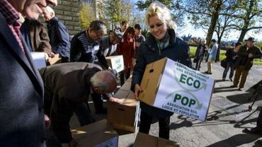 Des militants écologistes du groupe Ecopop déposent des cartons de signatures en faveur de la tenue d'un scrutin pour limiter l'immigration, le 2 novembre à Berne