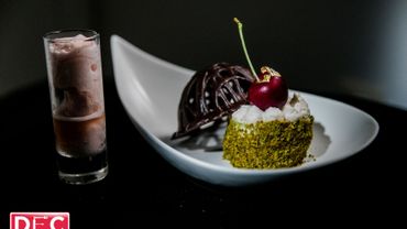 Biscuit De Savoie A La Pistache Compotee De Cerises Coque En Chocolat