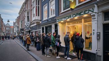 Les Néerlandais se ruent dans les coffee shops après l'annonce de leur fermeture à cause du coronavirus