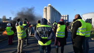 France Des Gilets Jaunes Moins Nombreux Ciblent Les