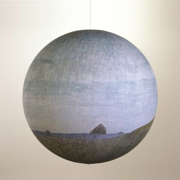 Russell Crotty, The Cape, 2010, diam. 91,4 cm, encre et gouache sur papier, sphère en fibre de verre. Russell Crotty, The Cape, 2010, diam. 91,4 cm, encre et gouache sur papier, sphère en fibre de verre.