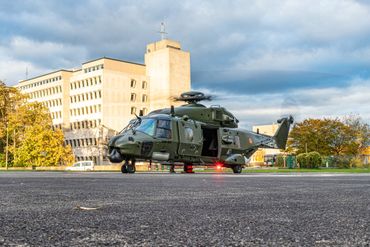 Avant d'aller chercher le patient, l'hélicoptère doit d'abord se rendre à Neder-Over-Hembeek pour embarquer l'équipe médicale et le matériel. Avant d'aller chercher le patient, l'hélicoptère doit d'abord se rendre à Neder-Over-Hembeek pour embarquer l'équipe médicale et le matériel.