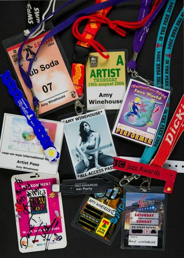 Des badges de festival et de concerts présentés dans le cadre de l'exposition "Amy Winehouse: A Family Portrait" Des badges de festival et de concerts présentés dans le cadre de l'exposition "Amy Winehouse: A Family Portrait"