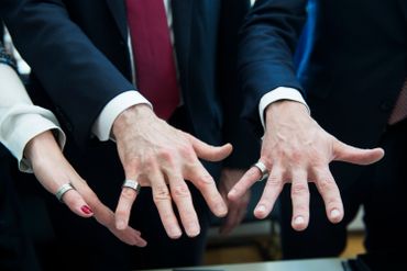 Les signataires ont reçu une bague ("ring" en néerlandais), tout un symbole. Les signataires ont reçu une bague ("ring" en néerlandais), tout un symbole.