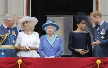 Meghan Markle et le prince Harry au balcon du palais de Buckingham en compagnie de la Reine Elizabeth II, du Prince de Galles et de son épouse Camilla, le 10 juillet 2018 Meghan Markle et le prince Harry au balcon du palais de Buckingham en compagnie de la Reine Elizabeth II, du Prince de Galles et de son épouse Camilla, le 10 juillet 2018