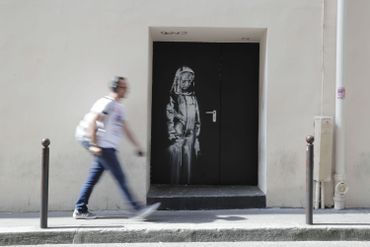 Un poignant hommage sur une porte du Bataclan Un poignant hommage sur une porte du Bataclan