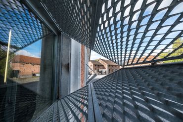 Sur le site de la Grande Carrière Wincqz à Soignies, le Pôle de la Pierre développe un ensemble de formations et d’activités liées aux métiers de la pierre. Sur le site de la Grande Carrière Wincqz à Soignies, le Pôle de la Pierre développe un ensemble de formations et d’activités liées aux métiers de la pierre.
