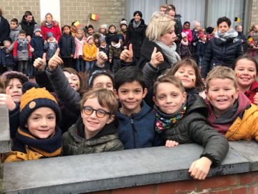 Les enfants de l'Institut de la Sainte-Union à Dour attendent la Reine Paola. Les enfants de l'Institut de la Sainte-Union à Dour attendent la Reine Paola.