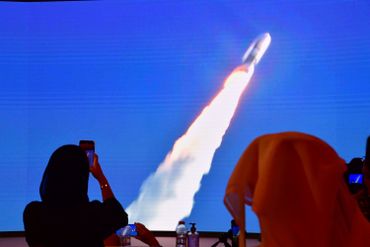 Emiraties contemplant le lancement de la fusée vers Mars, en été 2020 Emiraties contemplant le lancement de la fusée vers Mars, en été 2020