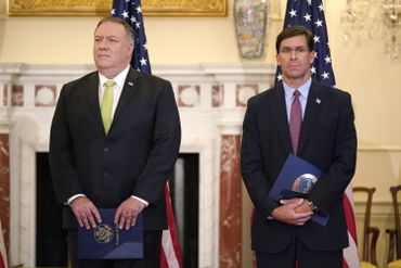 Mike Pompeo (à gauche), secrétaire d'Etat et Mark Esper, secrétaire à la défense (Il a remplacé Jim Mattis qui a démissionné après le retrait des forces américaines de Syrie) Mike Pompeo (à gauche), secrétaire d'Etat et Mark Esper, secrétaire à la défense (Il a remplacé Jim Mattis qui a démissionné après le retrait des forces américaines de Syrie)