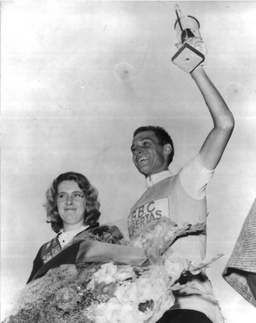 Rik Van Looy après sa victoire dans la 8ème étape du Tour 1963 (Limoges-Bordeaux) Rik Van Looy après sa victoire dans la 8ème étape du Tour 1963 (Limoges-Bordeaux)