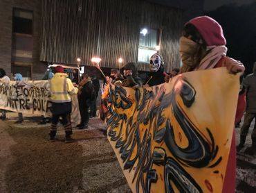 Liège : un groupe de 150 personnes brave le couvre-feu qu’ils estiment être une "entrave à la liberté" Liège : un groupe de 150 personnes brave le couvre-feu qu’ils estiment être une "entrave à la liberté"