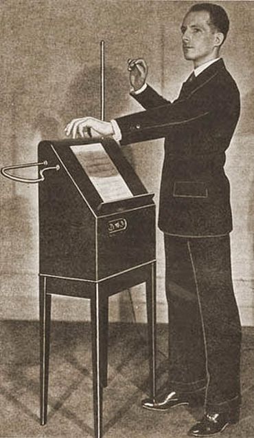 Les instruments inouïs | A la découverte du thérémine Les instruments inouïs | A la découverte du thérémine