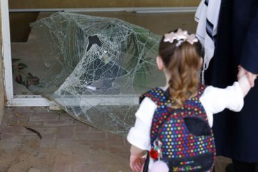 Une petite fille constate les dégâts provoqués par une roquette, ce lundi matin dans la ville israélienne de Ashdod. Une petite fille constate les dégâts provoqués par une roquette, ce lundi matin dans la ville israélienne de Ashdod.