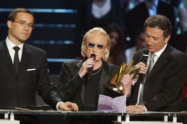 Christophe, entouré de Jean-Luc Delarue et de Michel Drucker aux Victoires de la Musique, en 2003 Christophe, entouré de Jean-Luc Delarue et de Michel Drucker aux Victoires de la Musique, en 2003
