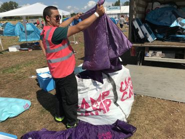 Environ 200 bénévoles à gilets roses s'activent pour récupérer tout le matériel de camping abandonné par les fêtards. Environ 200 bénévoles à gilets roses s'activent pour récupérer tout le matériel de camping abandonné par les fêtards.