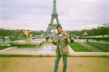 Grâce à des appareils photo jetables, des réfugiés immortalisent leur vie à Paris. Grâce à des appareils photo jetables, des réfugiés immortalisent leur vie à Paris.