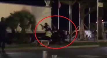 Un homme est immobilisé par les policiers. Un homme est immobilisé par les policiers.