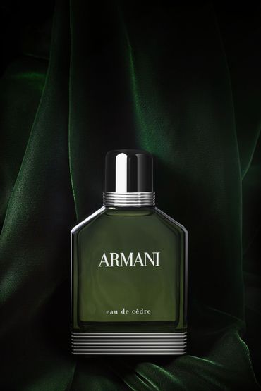 "Eau de Cèdre" de Giorgio Armani est en vente depuis le 24 août dans les parfumeries et grands magasins agréés Giorgio Armani Parfums. "Eau de Cèdre" de Giorgio Armani est en vente depuis le 24 août dans les parfumeries et grands magasins agréés Giorgio Armani Parfums.