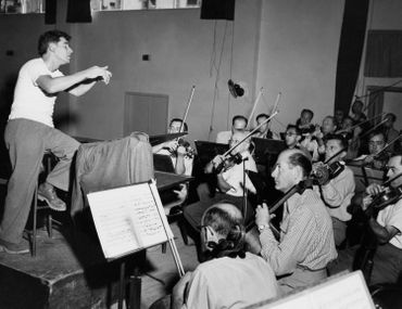 Le chef d'orchestre américain Leonard Bernstein lors d'une répétition avec l'Orchestre philharmonique d'Israël, le 22 octobre 1948. Le chef d'orchestre américain Leonard Bernstein lors d'une répétition avec l'Orchestre philharmonique d'Israël, le 22 octobre 1948.