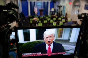 Donald Trump fait un message vidéo sur twitter (à l'arrière, la salle de presse de la Maison-Blanche) Donald Trump fait un message vidéo sur twitter (à l'arrière, la salle de presse de la Maison-Blanche)