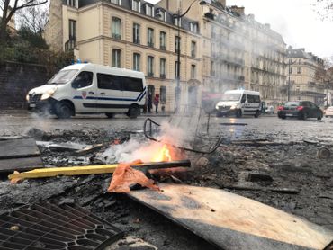 Entre les feux de barricades, de voitures et même une tentative d'incendie d'un magasin... Paris sent le fumé par endroits. Entre les feux de barricades, de voitures et même une tentative d'incendie d'un magasin... Paris sent le fumé par endroits.