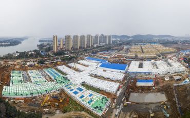 A Wuhan, des hôpitaux de campagne ont été construits en quelques jours A Wuhan, des hôpitaux de campagne ont été construits en quelques jours
