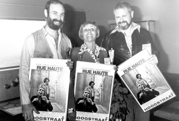 Annie Cordy aux côtés du réalisateur de "Rue Haute", André Ernotte, et du scénariste, Elliot Tiber. Annie Cordy aux côtés du réalisateur de "Rue Haute", André Ernotte, et du scénariste, Elliot Tiber.