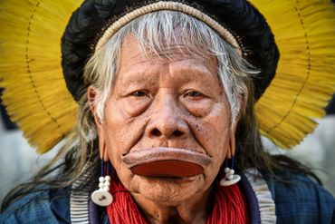 Le chef de la tribu ne cesse de voyager afin de faire entendre sa voix à l’échelle internationale Le chef de la tribu ne cesse de voyager afin de faire entendre sa voix à l’échelle internationale